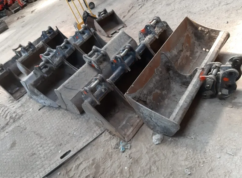 Set Of 4 x 3 Tonne Buckets & Quick Hitch